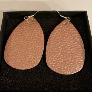 💥$10 or 3 for $15💥 Elegant Salmon Colour Teardrop Faux Leather Earrings NIB